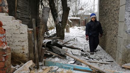 Un enfant dans la ville&nbsp;Avdiivka, située le long de la ligne de front dans l'est de l'Ukraine, le 2 février 2017. (ALEXEY FILIPPOV / AFP)