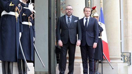 Le président de la République, Emmanuel Macron, et le roi du Maroc, Mohammed VI, le 10 avril 2018 à l'Elysée. (LUDOVIC MARIN / AFP)