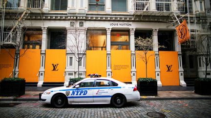 Une voiture de&nbsp;police, le 31 mars 2020 à New York (Etats-Unis). (EDUARDO MUNOZ / REUTERS)