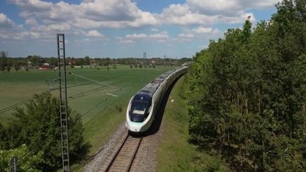 L’année 2025 a commencé sur la ligne de train Clermont-Ferrand/Paris avec une nuit cauchemardesque. Pour quelque 600 voyageurs, il y a eu jusqu’à 12 heures de retard, avec des couvertures de survie et une fin de voyage en bus après une énième panne de locomotive sur cette ligne. (France 2)