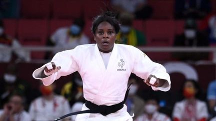 Tout en maîtrise, la Française Madeleine Malonga se qualifie pour les quarts de finale grâce à un ippon sur l'Autrichienne Bernadette Graf. Elle affrontera la Cubaine Kaliema Antomarchi au tour suivant.