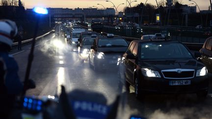 Des taxis en gr&egrave;ve en route pour Paris, pr&egrave;s de l'a&eacute;roport d'Orly (Val-de-Marne), lundi 15 d&eacute;cembre 2014.&nbsp; (STEPHANE DE SAKUTIN / AFP)