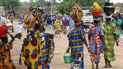 Des habitantes de Gorom Gorom, dans le nord du Burkina-Faso, se rendent au marché. (PHILIPPE ROY / PHILIPPE ROY)