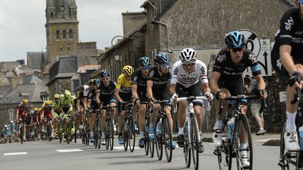 Les coureurs du Tour de France, le 11 juillet 2015 entre Rennes (Ille-et-Vilaine) et M&ucirc;r-de-Bretagne (C&ocirc;tes d'Armor). (LIONEL BONAVENTURE / AFP)