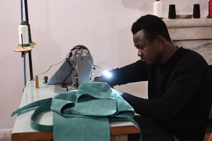 Un migrant dans l'atelier de fabrication de sacs à Lama di Reno, décembre 2017
 (MIGUEL MEDINA / AFP)