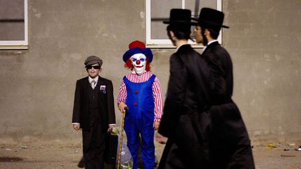 De jeunes juifs orthodoxes sont d&eacute;guis&eacute;s pour c&eacute;l&eacute;brer Pourim &agrave; Bnei Brak (Isra&euml;l), le 7 mars 2012. (ARIEL SCHALIT / AP / SIPA)