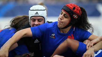 Céline Ferer (au centre) lors du test-match amical entre la France et la Nouvelle-Zélande, au stade Pierre-Fabre à Castres, le 20 novembre 2021.&nbsp; (VALENTINE CHAPUIS / AFP)