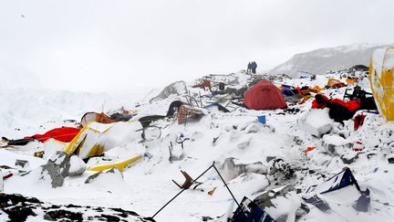 Ce camp de base dans l'Everest a &eacute;t&eacute; d&eacute;vast&eacute; par une avalanche apr&egrave;s le s&eacute;isme survenu au N&eacute;pal, samedi 25 avril 2015.&nbsp; (ROBERTO SCHMIDT / AFP)