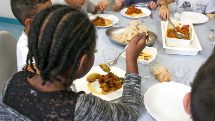 Des enfants attablés à la cantine d'une école de Valence le 3 septembre 2019. (NICOLAS GUYONNET / HANS LUCAS)