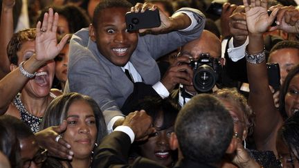 Le pr&eacute;sident am&eacute;ricain Barack Obama est pris en photo par ses supporters lors du d&icirc;ner annuel des membres de la fondation du Caucus noir du Congr&egrave;s &agrave; Washington (Etats-Unis), le 21 septembre 2013. (YURI GRIPAS / REUTERS)