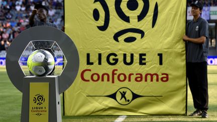 Le trophée de la Ligue 1 est présenté, le 12 août 2017, à Toulouse (Haute-Garonne). (PASCAL PAVANI / AFP)