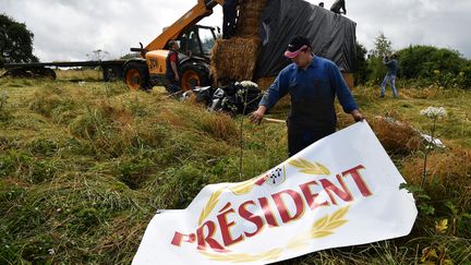 Un agriculteur&nbsp;lors d'une action de protestation au&nbsp;Mans (Sarthe), en juillet 2016. (JEAN-FRANCOIS MONIER / AFP)