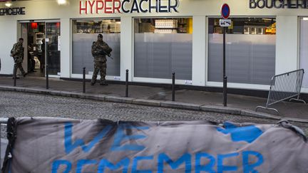 Une patrouille de militraires, devant le magasin Hyper Cacher à Paris, le 5 janvier 2016, quelques jours avant la cérémonie commémorative de l'attaque terroriste. (IAN LANGSDON / POOL)