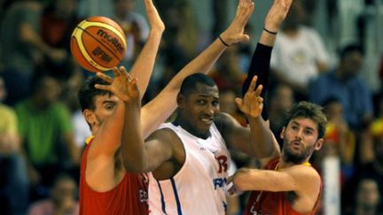 Boris Diaw impuissant face à  la défense espagnole