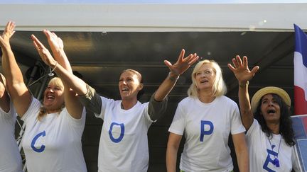 Des cop&eacute;istes sont venus applaudir leur champion, &agrave; Ch&acirc;teaurenard (Bouches-du-Rh&ocirc;ne), le 25 ao&ucirc;t 2013. (BORIS HORVAT / AFP)