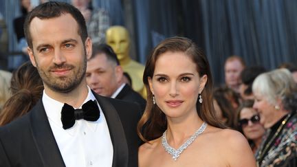 Le chor&eacute;graphe et danseur Benjamin Millepied, avec sa femme Natalie Portman, &agrave; Hollywood (Californie,&nbsp;Etats-Unis), le 26 f&eacute;vrier 2012. (JOE KLAMAR / AFP)