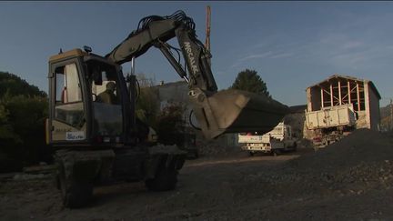 Deux ans après le&nbsp;séisme&nbsp;qui avait défiguré la commune, l'église du&nbsp;Teil&nbsp;(Ardèche)&nbsp;va devoir être démolie.&nbsp;Un nouveau quartier va voir le jour dans cette ville en reconstruction. (CAPTURE ECRAN FRANCE 2)