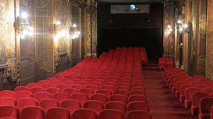 212 fauteuils en tissu rouge Quinette Gallay du cinéma La Pagode sont dispersés mardi 23 février 2016 par la maison de ventes Lemoine.
 (SCP Lemoine)