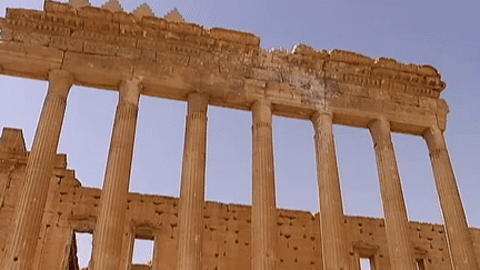 Le temple de Baal, site emblématique de Palmyre, constellé de tirs de mortiers
 (France 3 culturebox)