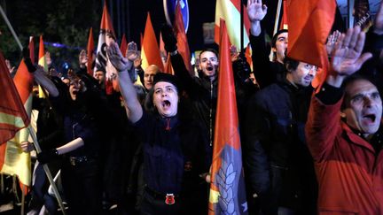 Des partisans de Francisco Franco chantent une chanson fasciste lors d'un rassemblement organis&eacute; &agrave; l'occasion de l'anniversaire de la mort de&nbsp;l'ancien dictateur espagnol &agrave; Madrid (Espagne), le 23 novembre 2013. (RODRIGO GARCIA / NURPHOTO / SIPA)