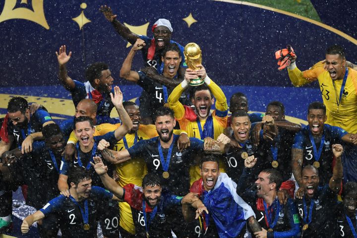 Hugo Lloris tient le trophée de la Coupe du monde, le 15 juillet 2018, à Moscou, en Russie. (GABRIEL BOUYS / AFP)