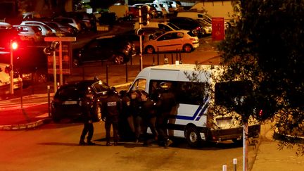 Intervention de la police dans le quartier populaire de Montesoro,&nbsp;dans le sud de Bastia (Corse), où un forcené s'est retranché avant de se suicider, après avoir fait un mort et cinq blessés, le 30 janvier 2019.&nbsp; (PASCAL POCHARD-CASABIANCA / AFP)