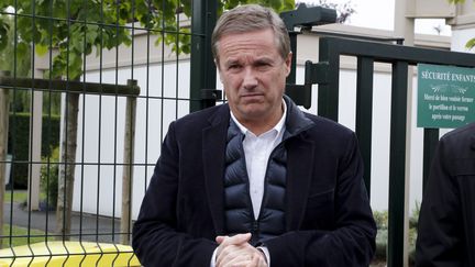 Nicolas Dupont-Aignan, le 7 mai 2017 à Paris à la sortie d'un bureau de vote pour le second tour de l'élection présidentielle. (FRANCOIS GUILLOT / AFP)