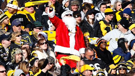 Quand il ne fait pas du v&eacute;lo ou du surf, le p&egrave;re No&euml;l festoie dans les tribunes d'un stade de foot &agrave; Pittsburgh (Pennsylvanie), le 23 d&eacute;cembre 2012. (JARED WICKERHAM / GETTY IMAGES NORTH AMERICA)