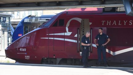 &nbsp; (Des enquêteurs près du train Thalys au lendemain de l'attaque le 22 août 2051©maxPPP)