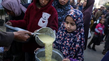 Une distribution d'aide alimentaire à Deir al-Balah, dans le centre de la bande de Gaza, le 22 mars 2024. (MAJDI FATHI / NURPHOTO / AFP)