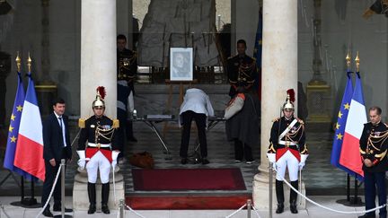 Des citoyens rendent hommage à Jacques Chirac, à l'Elysée (Paris), le 27 septembre 2019. (DOMINIQUE FAGET / AFP)