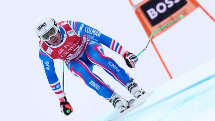 Le Français Johan Clarey à l'attaque sur la Streif, lors de la descente de Kitzbühel le 21 janvier 2022, terminée en deuxième place. (GEORG HOCHMUTH / APA / AFP)