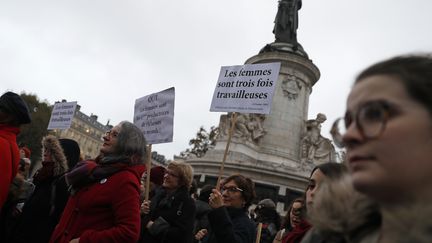 Des femmes manifestent place de la République à Paris pour dénoncer les inégalités salariales entre les hommes et les femmes, le 7 novembre 2016. (THOMAS SAMSON / AFP)