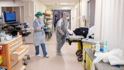 Un soignant pousse un lit aux urgences de l'hôpital de Périgueux (Dordogne), le 19 novembre 2020. (ROMAIN LONGIERAS / HANS LUCAS / AFP)