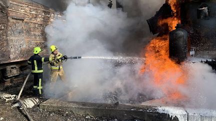 Des pompiers ukrainiens tentent d'éteindre un incendie sur des installations énergétiques, dans la région de Rivne (ouest de l'Ukraine), le 22 octobre 2022. (VITALIY KOVAL TELEGRAM / AFP)