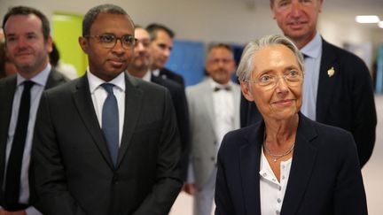 Le ministre de l'Education nationale, Pap Ndiaye, et la Première ministre, Elisabeth Borne, en visite&nbsp;dans un établissement scolaire à&nbsp;Airaines (Somme), le 1er septembre 2022. (FRANCOIS NASCIMBENI / AFP)