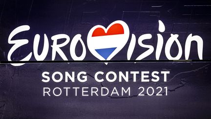 Le logo du concours de l'Eurovision 2021 sur le "tram de l'Eurovision" circulant à Rotterdam, le 12 mars 2021. (REMKO DE WAAL / ANP MAG)