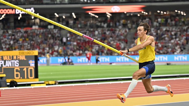 La course d'élan d'Armand Duplantis, en finale mondiale du saut à la perche, à Budapest (Hongrie), le 26 août 2023. (LEMMY.K/SIPA)