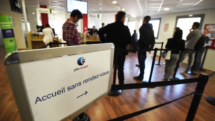 Plusieurs personnes attendent à une agence Pôle emploi de Montpellier (Hérault). (PASCAL GUYOT / AFP)