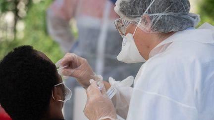 Une campagne de dépistage du coronavirus se tient à Mayenne après qu'un cluster y est fait son apparition. (DAVID ADEMAS / MAXPPP)