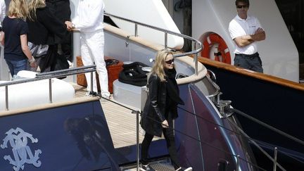 L'actrice quitte le yacht du créateur italien Roberto Cavalli
 (Valérie Hache/AFP)