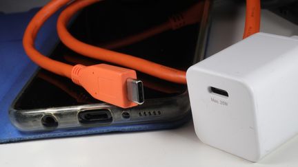 Chargeur universel : comment l'Union européenne a fait pression sur les fabricants de smartphones