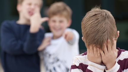 Le harcèlement scolaire ce manifeste par des microviolences quotidiennes répétées et font suite à un phénomène de bouc émissaire qui se caractérise par l'isolement et la mise à l'écart d'un jeune (BRYCIA JAMES / E+)