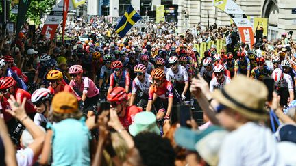 Le grand départ de la deuxième édition du Tour de France femmes a été donné à Clermont-Ferrand (Puy-de-Dôme), le 23 juillet 2023, devant une foule rassemblée en masse. (ADRIEN FILLON / AFP)