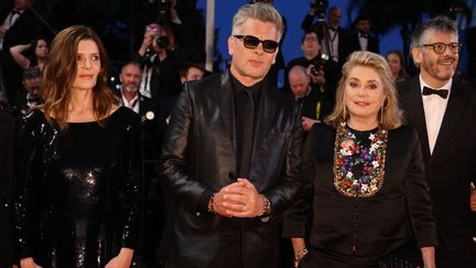 Chiara Mastroianni, Benjamin Biolay, Catherine Deneuve et Christophe Honoré sur le tapis rouge pour le film "Marcello Mio", le 21 mai 2024.