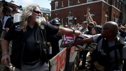 Des heurts ont éclaté, samedi 12 août, entre suprématistes blancs et militants antifascistes, à Charlottesville, aux Etats-Unis. (JOSHUA ROBERTS / REUTERS)