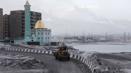 A Norilsk, en Sib&eacute;rie, la pollution de l'air provoqu&eacute;e par les mines de nickel met en grave danger la sant&eacute; de 135 000 personnes. (ILYA NAYMUSHIN / REUTERS)