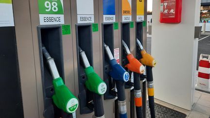 Les prix des carburants continuent d'augmenter et le gouvernement n'envisage aucune aide (Yves-René Tapon/ Radio France)