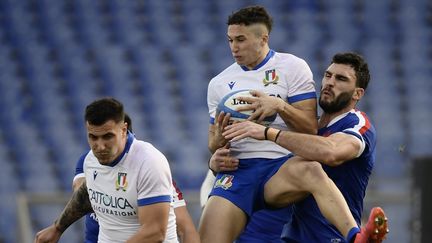 Le troisième du ligne du XV de France, Charles Ollivon, face à l'Italie, le 6 février 2021, à Rome.&nbsp; (FILIPPO MONTEFORTE / AFP)