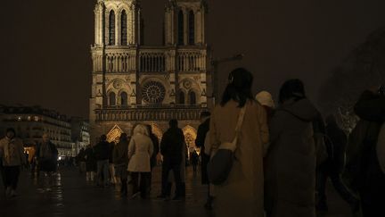 EN IMAGES. Des milliers de personnes réunies à Notre-Dame de Paris pour les premières messes de Noël depuis la réouverture de la cathédrale